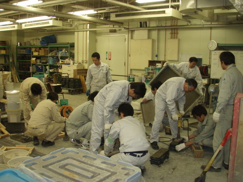 試験用供試体の作製風景